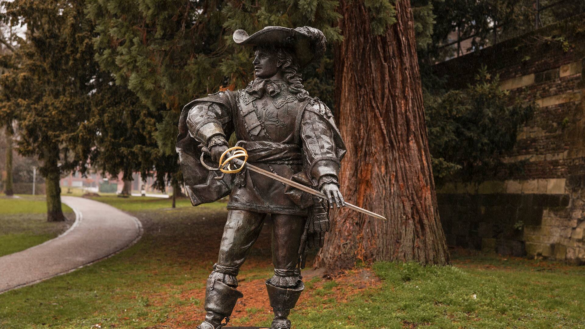 Una estatua de d’Artagnan, en un parque de Wolder, el pueblo cercano a Maastricht, en los Países Bajos, donde se cree que es posible que se hayan encontrado los restos del cuarto mosquetero. (Ilvy Njiokiktjien/The New York Times)