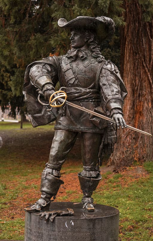 Una estatua de d’Artagnan, en un parque de Wolder, el pueblo cercano a Maastricht, en los Países Bajos, donde se cree que es posible que se hayan encontrado los restos del cuarto mosquetero. (Ilvy Njiokiktjien/The New York Times)