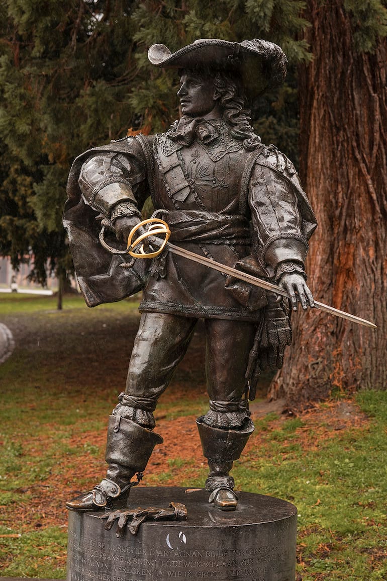 Una estatua de d’Artagnan, en un parque de Wolder, el pueblo cercano a Maastricht, en los Países Bajos, donde se cree que es posible que se hayan encontrado los restos del cuarto mosquetero. (Ilvy Njiokiktjien/The New York Times)