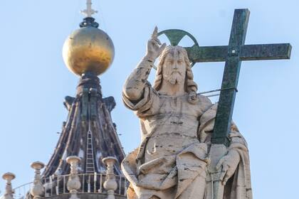 Una estatua de Jesucristo en la fachada de la Basílica de San Pedro en el Vaticano, 10 de noviembre
