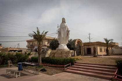 Una estatua de la Virgen María en la iglesia San Jorge, de Bartella, Irak, reconstruida tras la destrucción perpetrada por Estado Islámico