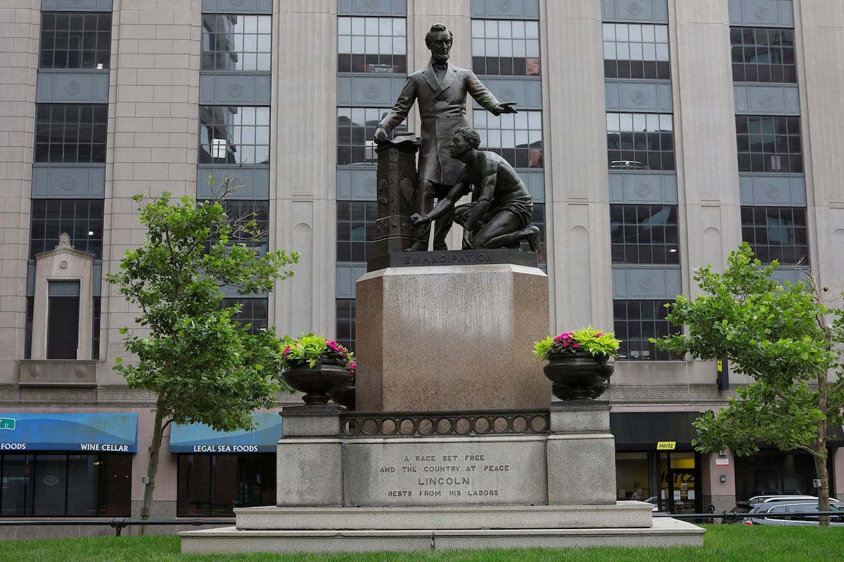 Una estatua de Lincoln y un esclavo liberado, en Boston, que la ciudad decidió remover
