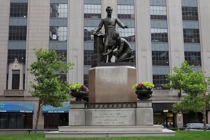 Una estatua de Lincoln y un esclavo liberado, en Boston, que la ciudad decidió remover