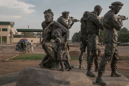 Una estatua de soldados rusos que protegen a los civiles en Bangui, la capital de la República Centroafricana, el 1 de noviembre de 2022; Putin ha desatado un nuevo desorden en el mundo con su guerra en Ucrania, y la República Centroafricana puede ser su máxima expresión. (Mauricio Lima/The New York Times)