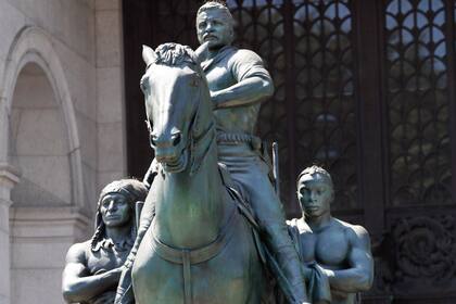Una estatua de Theodore Roosevelt a caballo guiado por un indígena y un hombre negro afuera del Museo de Historia Natural en la ciudad de Nueva York, el 22 de junio del 2020. La estatua será retirada del sitio, se anunció el 23 de junio de 2021. (AP Foto/Kathy Willens)