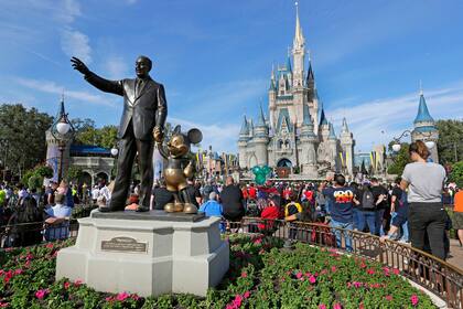 Una estatua de Walt Disney y Mickey Mouse es vista con el trasfondo del Castillo de Cenicienta en Walt Disney World en Lake Buena Vista, Florida, el 9 de enero del 2019 (AP/John Raoux)