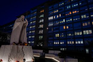 Una estatua del difunto San Juan Pablo II en el hospital Agostino Gemelli de Roma, el miércoles 29 de marzo de 2023, después de que el Vaticano dijera que Francisco había sido internado allí. (AP/Andrew Medichini)