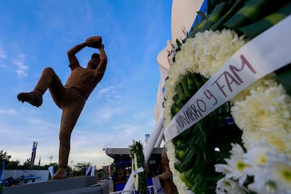 Una estatua del fallecido lanzador Fernando Valenzuela se yergue frente al Estadio Panamericano de Guadalajara, el miércoles 23 de octubre de 2024 (AP Foto/Alfredo Moya)