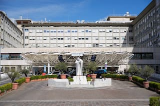 El papa está trabajando desde el hospital y el pulmón se recupera bien de la cirugía