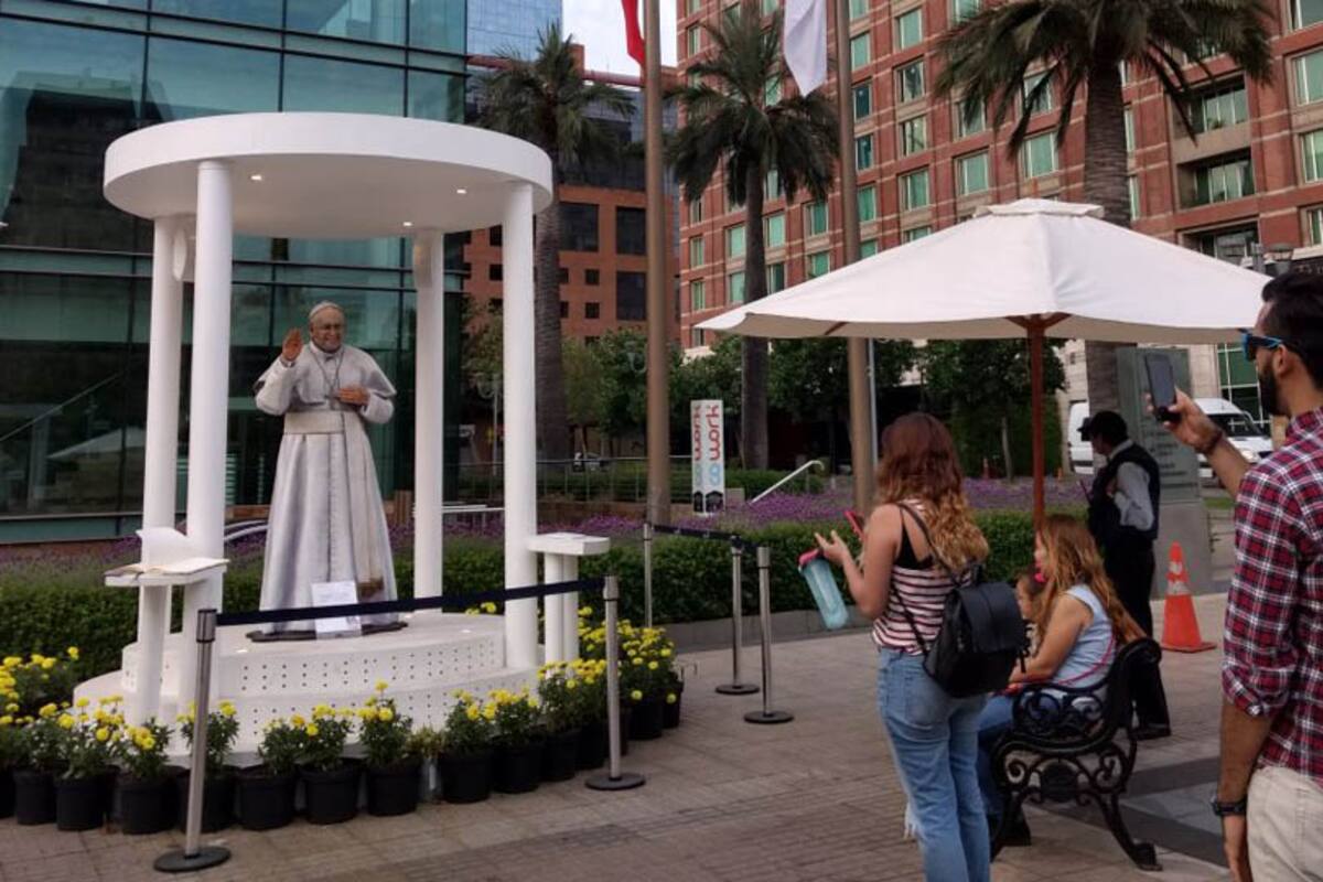 Una estatua del Papa tamaño natural entretiene a los chilenos