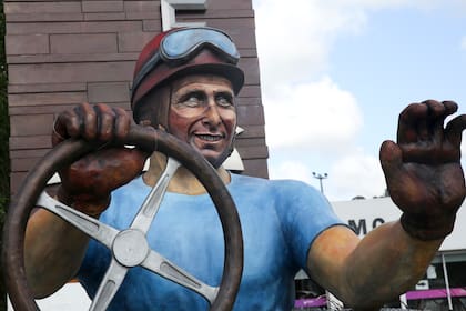Una estatua del piloto de Fórmula 1 Juan Manuel Fangio se encuentra en la entrada de su ciudad natal de Balcarce, donde fue homenajeado
