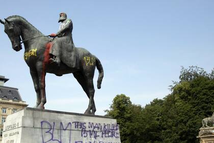 Una estatua del rey Leopoldo II de Bélgica, manchada con pintura roja y graffiti en Bruselas,el 10 de junio pasado