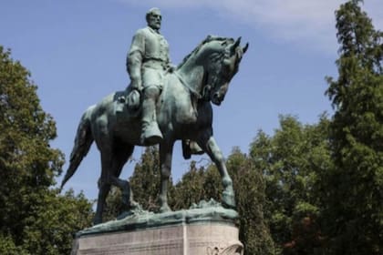 Una estatua del siglo pasado ubicada en la ciudad estadounidense de Richmond podría contener, en su base, una cápsula del tiempo