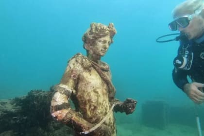 Una estatua en el Parque arqueológico submarino de Baia, en Italia (Andres Solaro/AFP)