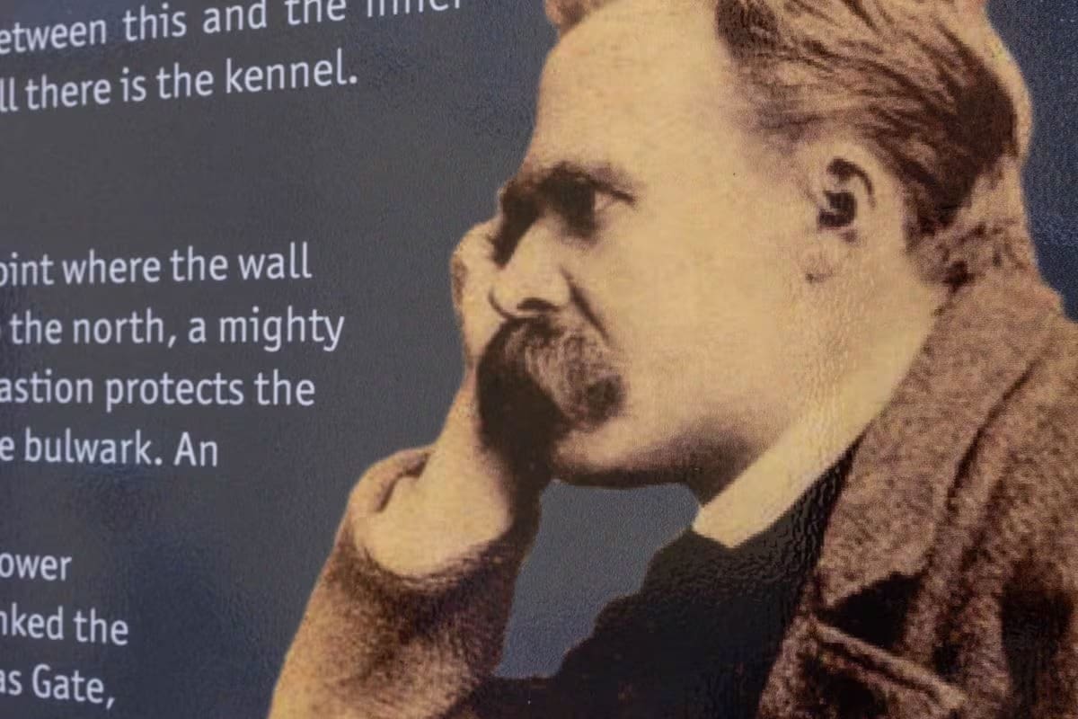 Una estela con el retrato de Friedrich Nietzsche, situada frente a la Casa Nietzsche de Naumburg, ofrece información sobre quien fuera un destacado residente de la vivienda