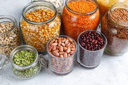Una estrategia de alimentación sostenible consiste en priorizar verduras, frutas, cereales integrales, proteínas magras y grasas saludables