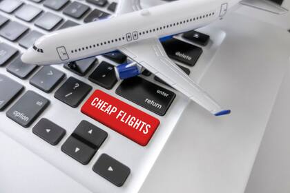 Una estrategia efectiva es monitorear los movimientos de precios en aerolíneas competidoras. Muchas replican las tarifas de sus rivales, pero ofreciendo nuevas oportunidades de ahorro (Archivo)