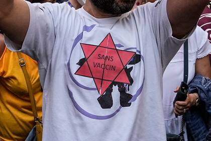 Una estrella con la frase "Sin  vacuna" está plasmada en la camiseta de un manifestante opuesto a las vacunas durante una protesta realizada en París el sábado 17 de julio de 2021.(AP Foto/Michel Euler/Archivo)