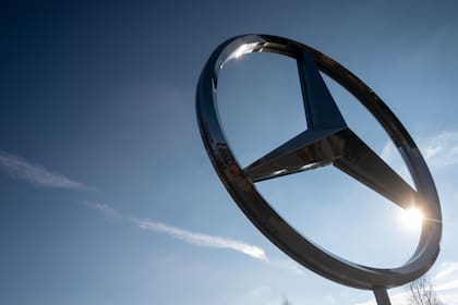 Una estrella de Mercedes de gran tamaño se encuentra frente al centro de atención al cliente de la planta de Mercedes-Benz en Sindelfingen, el 12 de enero de 2022