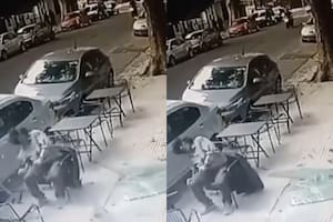 Una estructura de blindex se precipitó desde un cuarto piso y golpeó a un hombre que se encontraba sobre la vereda de una cafetería