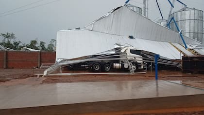 Una estructura fabril quedó destruida en la zona de Cerro Azul