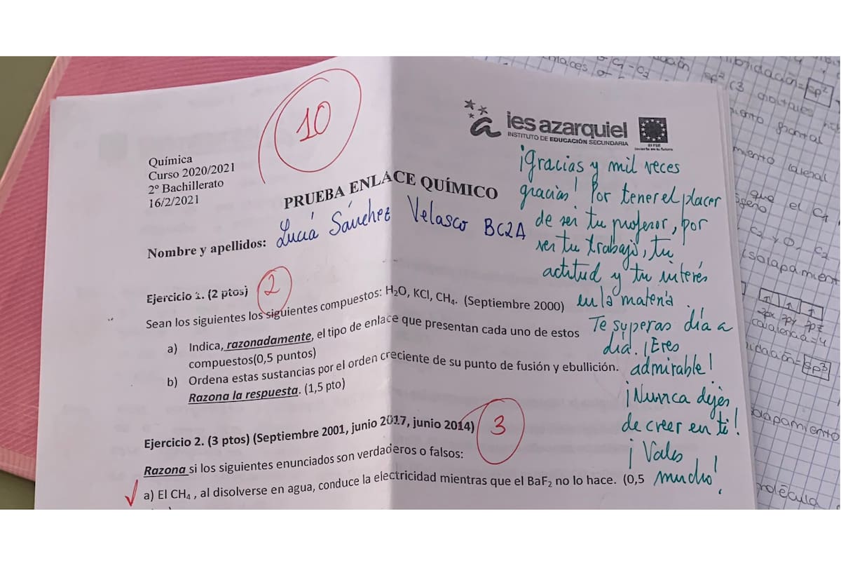 Una estudiante mostró su prueba de química en las redes sociales, donde el docente le dejó un mensaje inspirador, y se volvió viral