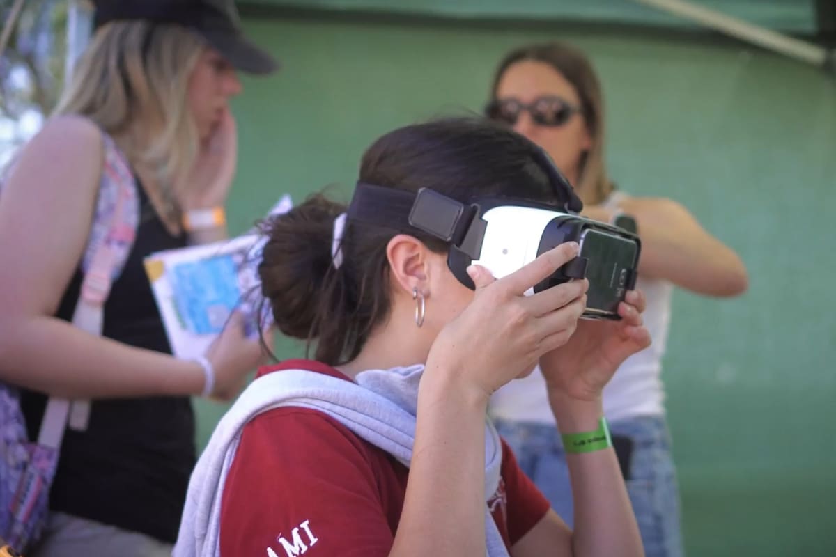 Una estudiante utiliza lentes de realidad aumentada, una de las tecnologías que alimentan el debate sobre el impacto de la inteligencia artificial en el futuro laboral