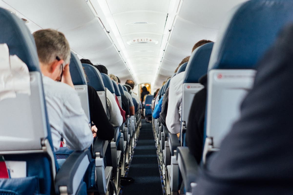 Una exazafata dio consejos para los vuelos largos, derivados de su experiencia