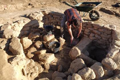 Una excavación arqueológica en Francia dio con una bodega y una tumba de seis personas que corresponden al final del Neolítico