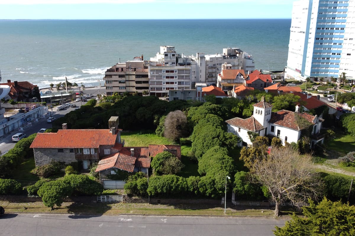 Una excepción para construir un edificio de 35 pisos a cambio de obras en la Rambla. Vista aerea de la Manzana en la que el Concejo Deliberante avanzó el proyecto sobre el inmueble de interés patrimonial de Alem y Gascón.