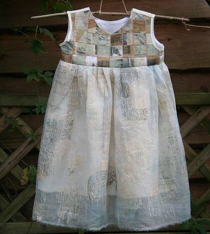 Una exhibición en Fewston recuerda a los niños. El vestido infantil, obra de Maureen Fackrell, incluye imágenes de niños y de las máquinas en las fábricas