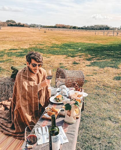 Una experiencia de picnic entre las viñas, permite instalarse alrededor de un fogón con una copa de Tannat, llegar en bicicleta por las lomas, y hacer de la degustación una experiencia plena.