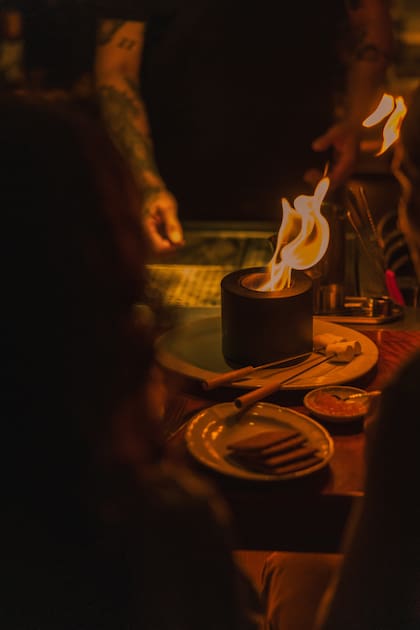 Una experiencia distinta, la posibilidad de combinar cócteles y los S'mores de Víctor Audio Bar