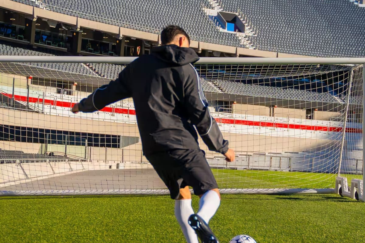 Una experiencia Monumental: Gonzalo Montiel abre las puertas de uno de los estadios más icónicos del fútbol para compartir con fanáticos