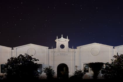 Una experiencia que invita a recorrer de noche la bodega El Esteco, en plenos Valles Calchaquíes.