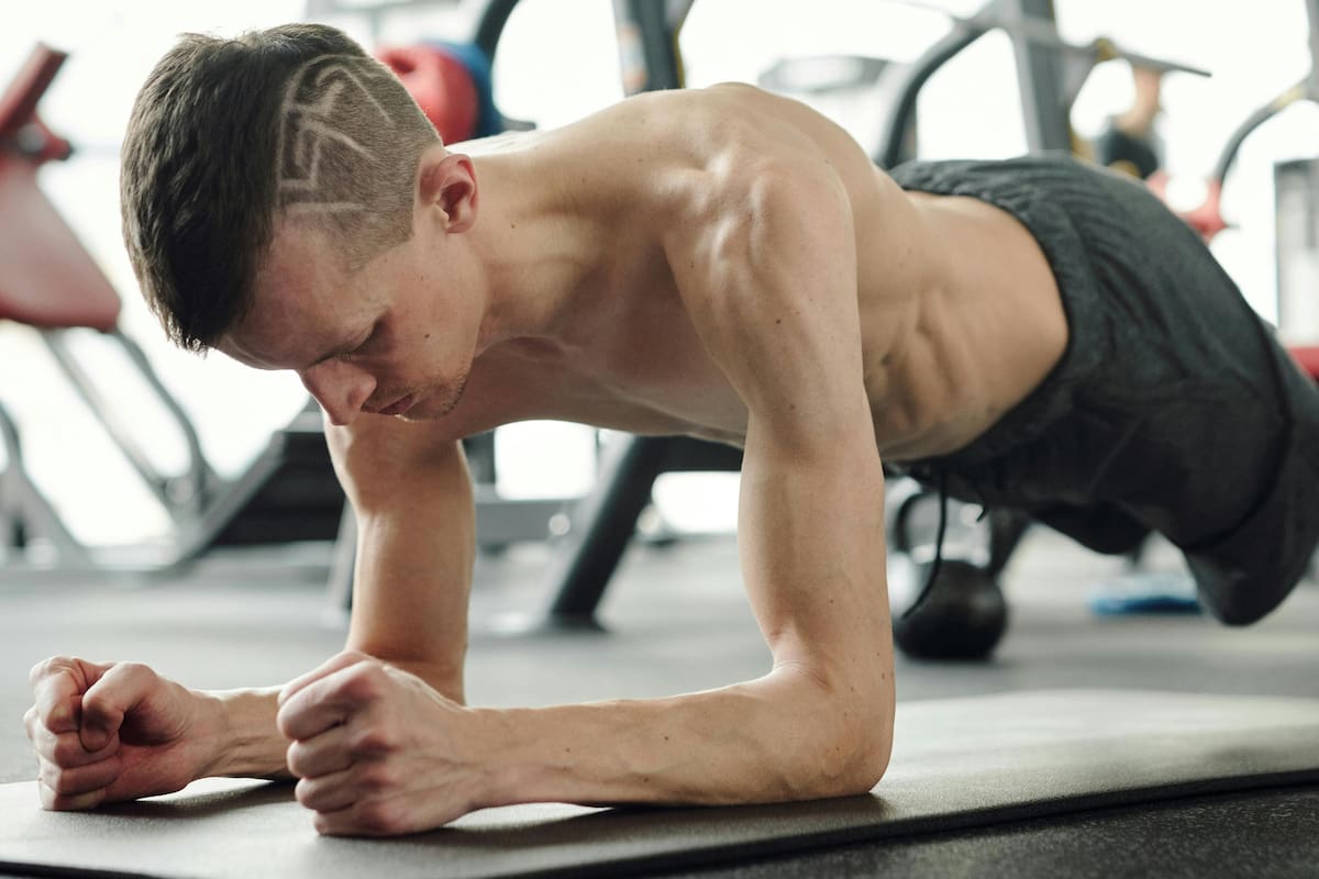 Una experta en deporte explicó por qué no es factible marcar los abdominales con la plancha