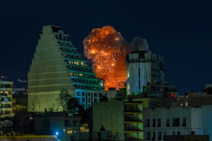 Una explosión registrada el 7 de marzo de 2026 en Teherán, Irán. (Contributor/Getty Images)