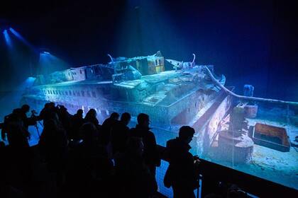 Una exposición en Alemania en 2017 permitía a los visitantes ver de cerca los restos del Titanic en una pantalla gigante.