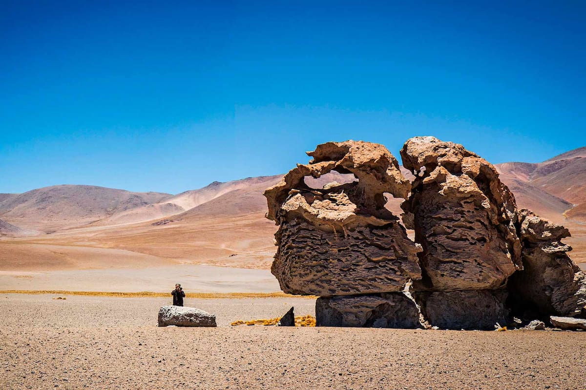 Una extraña formación modelada por el viento en las alturas de la puna salteña, antes de cruzar el río los patos.