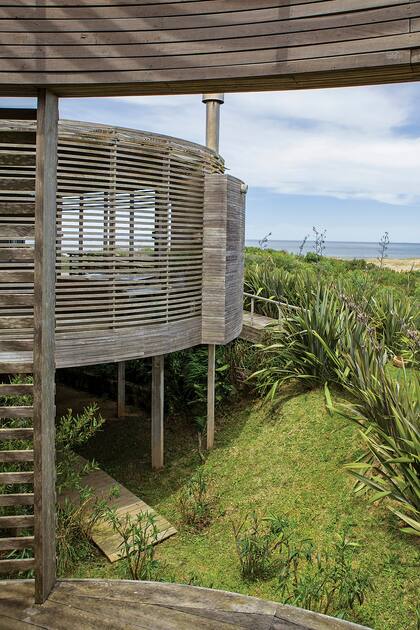 En La Pedrera: Una familia amante del surf construyó una casa que evoca las ondas de la playa