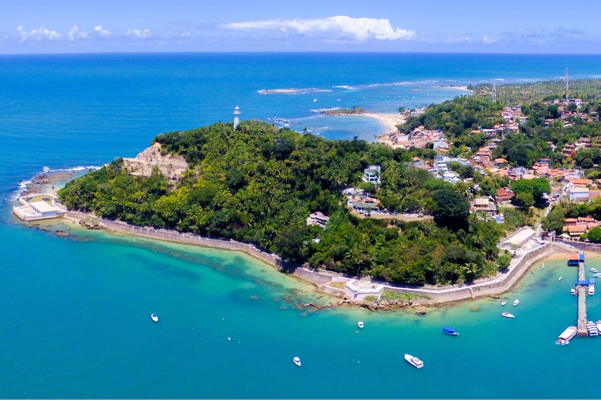 Una familia argentina llega a vela hasta esta isla bahiana, donde siempre es verano, no hay autos y se va caminando a distintas playas, todas hermosas