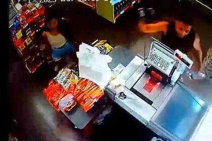 Una familia atacó a trabajadoras de un almacén por modificar el precio de unas galletitas