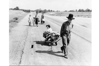 Una familia camina en la carretera, cinco hijos. Partieron de Idabel, Oklahoma. Quieren ir a Krebs, Oklahoma