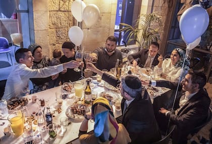 Una familia celebra en un restaurante de Jerusalén