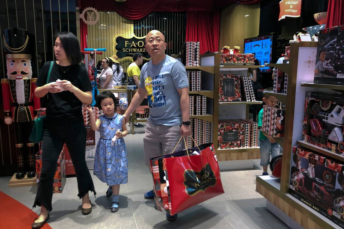 Una familia china de compras en la nueva juguetería FAO Schwarz, en un shopping de Pekín