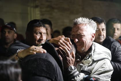 Una familia conmovida por la muerte de Lolo Regueiro; sus amigos y el pueblo tripero estuvieron allí para acompañarla.