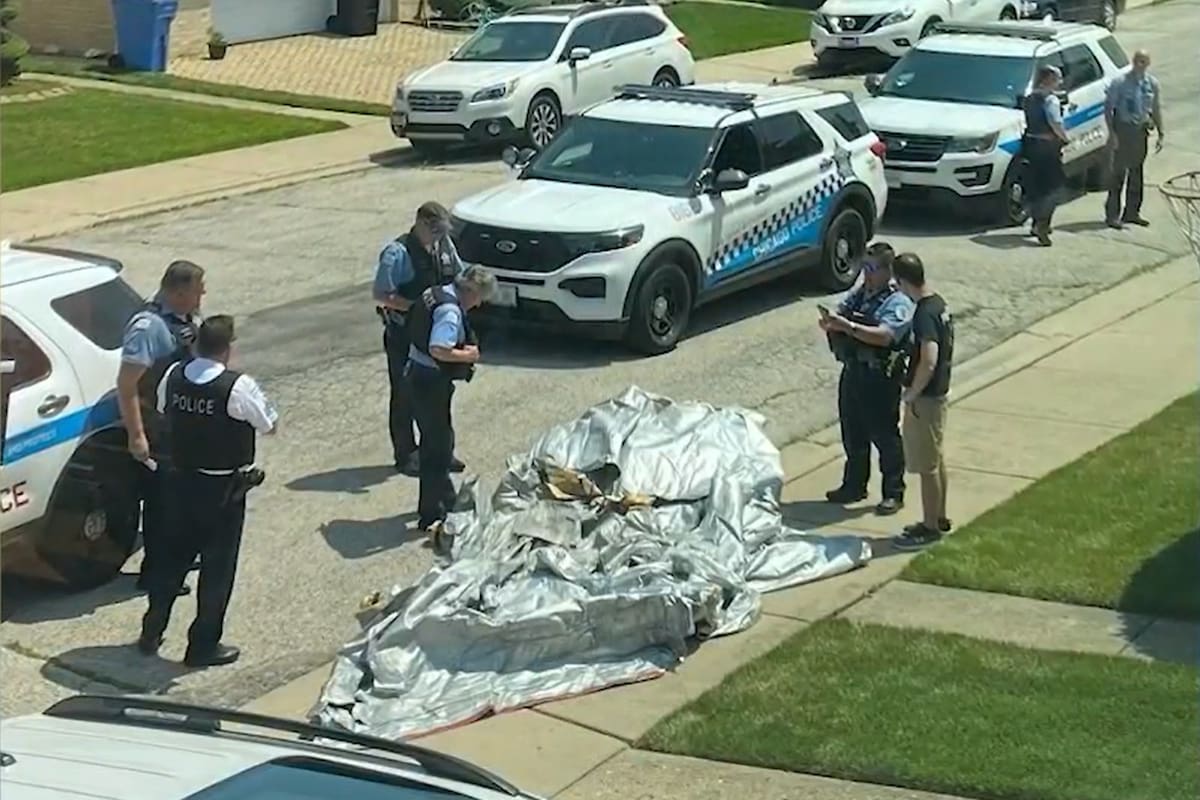 Una familia de Chicago fue sorprendida por el estrépito que causó el objeto que aterrizó súbitamente en su propiedad: el tobogán de emergencia de un avión