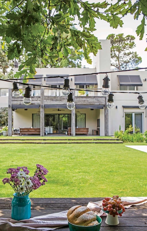 Una familia de cinco, amante del arte, el diseño y los viajes, construyó por su cuenta un hábitat funcional a su personalidad cosmopolita en la zona más verde de San Isidro.