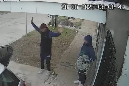 Una familia de la Matanza sufrió un violento asalto en la puerta de su casa ubicada a media cuadra de Avenida Crovara, en la localidad bonaerense de La Tablada