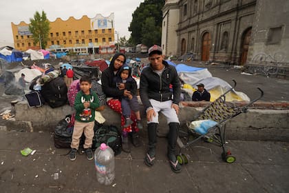 Una familia de migrantes acampa den Ciudad de México